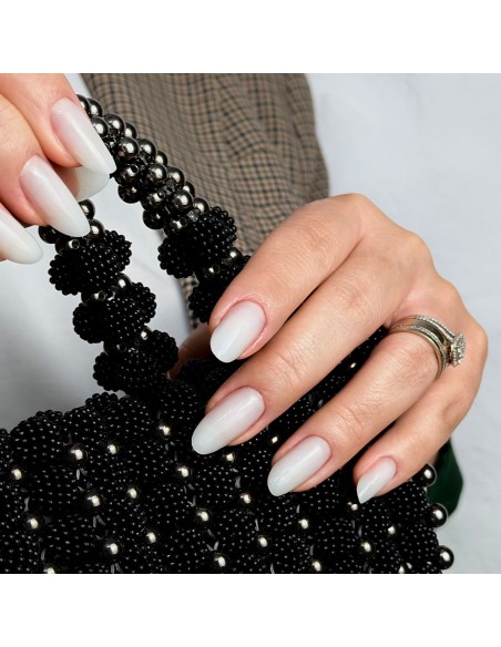 GELAXYO MILKY GREY- 15ml Gel autonivelant de construcție cu subton gri pentru degradeuri - eleganță rece și naturală
